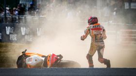 Marc Márquez se levanta corriendo durante su caída en la curva 2  del circuito de Mugello.