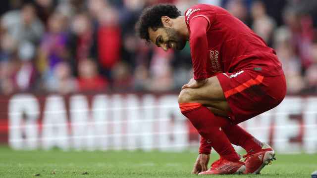 Mohamed Salah se duele durante un partido del Liverpool
