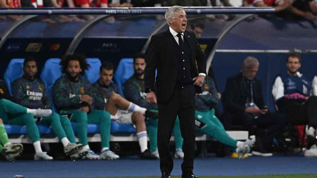 Carlo Ancelotti, da órdenes a los jugadores del Real Madrid