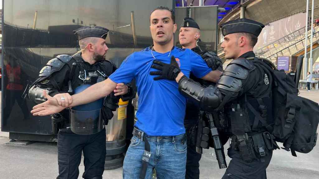 La policía detiene a un aficionado en la puerta del Stade de France