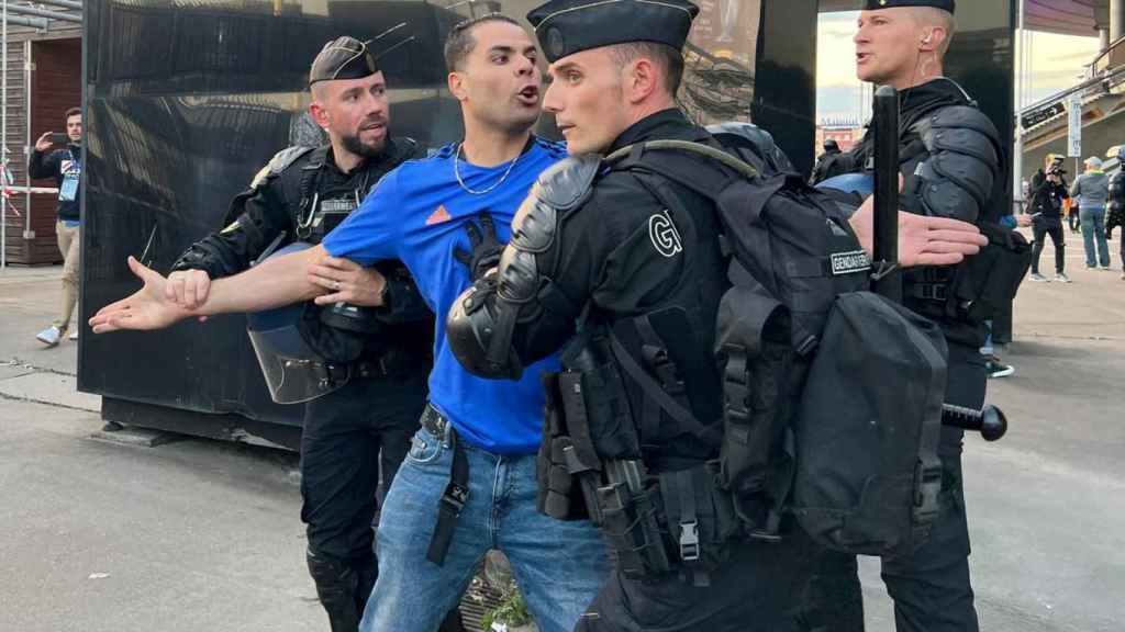 La policía detiene a un aficionado en la puerta del Stade de France