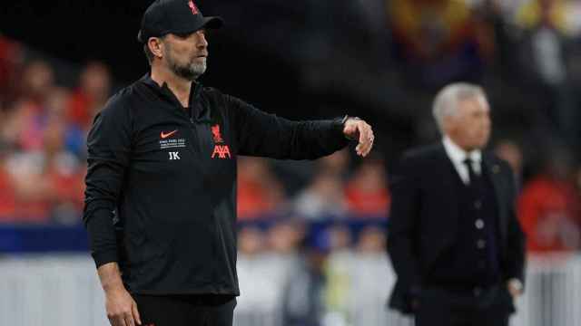 Jürgen Klopp da órdenes a los jugadores del Liverpool
