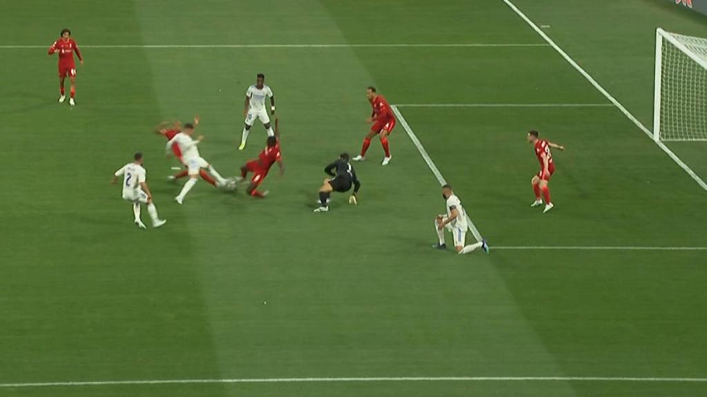 Así fue el gol mal anulado a Benzema: el VAR y el árbitro no interpretaron  el toque al balón de Fabinho