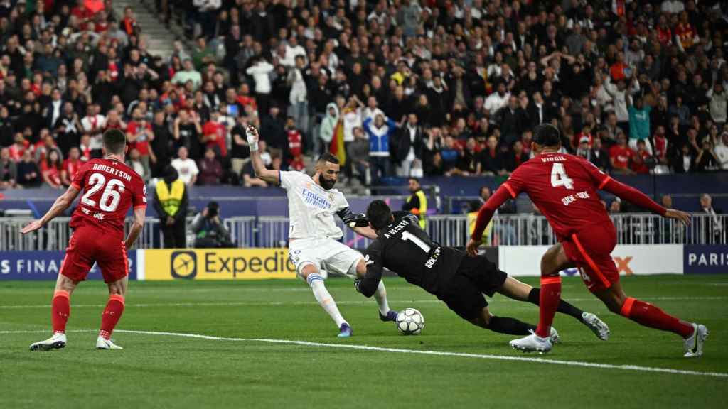 Karim Benzema remata a gol dentro del área del Liverpool y el VAR acaba anulandole el gol
