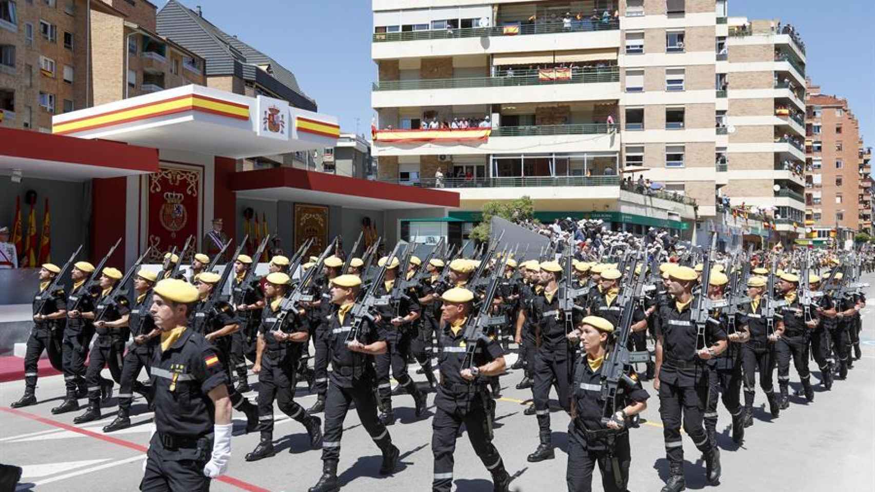 Los Reyes presiden en Huesca el desfile por el Día de las Fuerzas Armadas