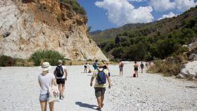 Un imagen de visitantes en el río Chillar.