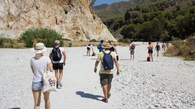 Un imagen de visitantes en el río Chillar.