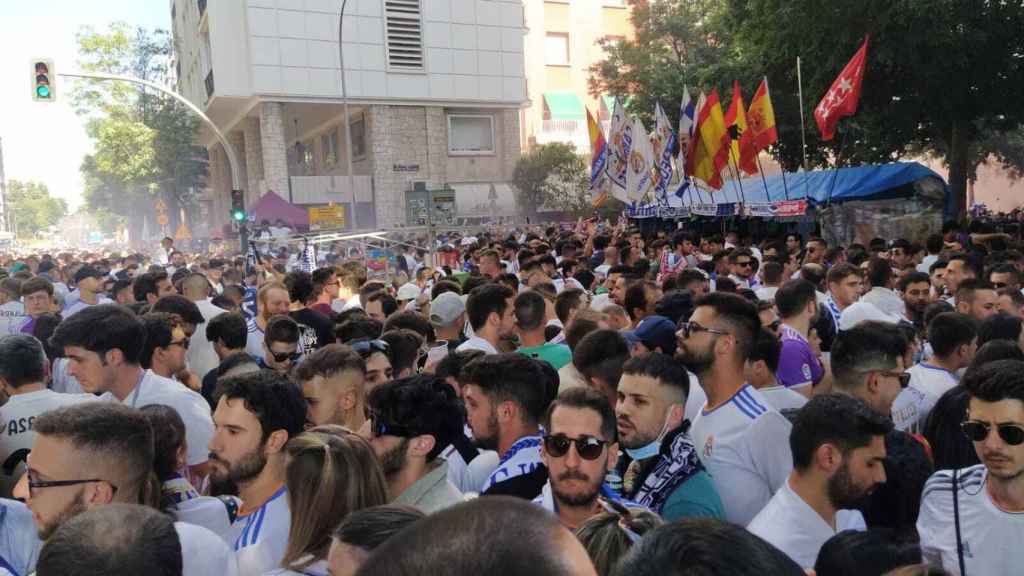 Centenares de aficionados madridistas rodeando el estadio Santiago Bernabéu.