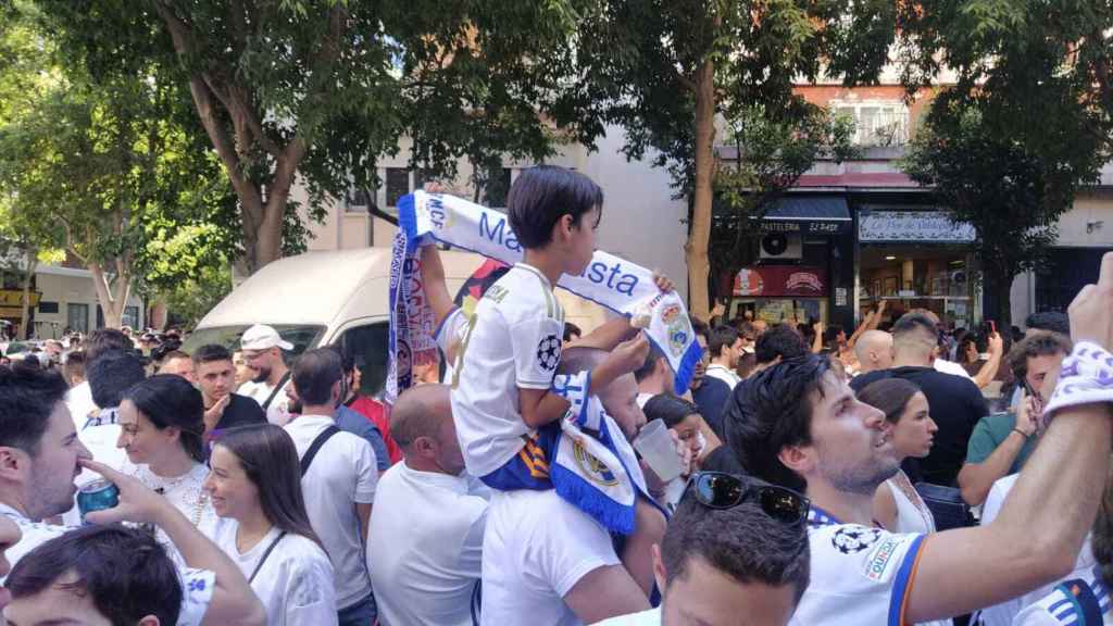 Un niño en los hombros de su padre. Madridistas de todas las edades se concentraron en Concha Espina.