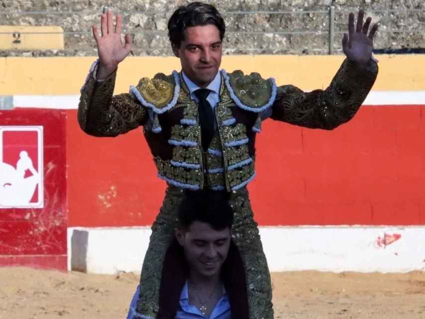El debutante vallisoletano Mario Navas y un utrero de Brazuelas se llevan la tarde en Ampudia. Fotografía: Natalia Calvo