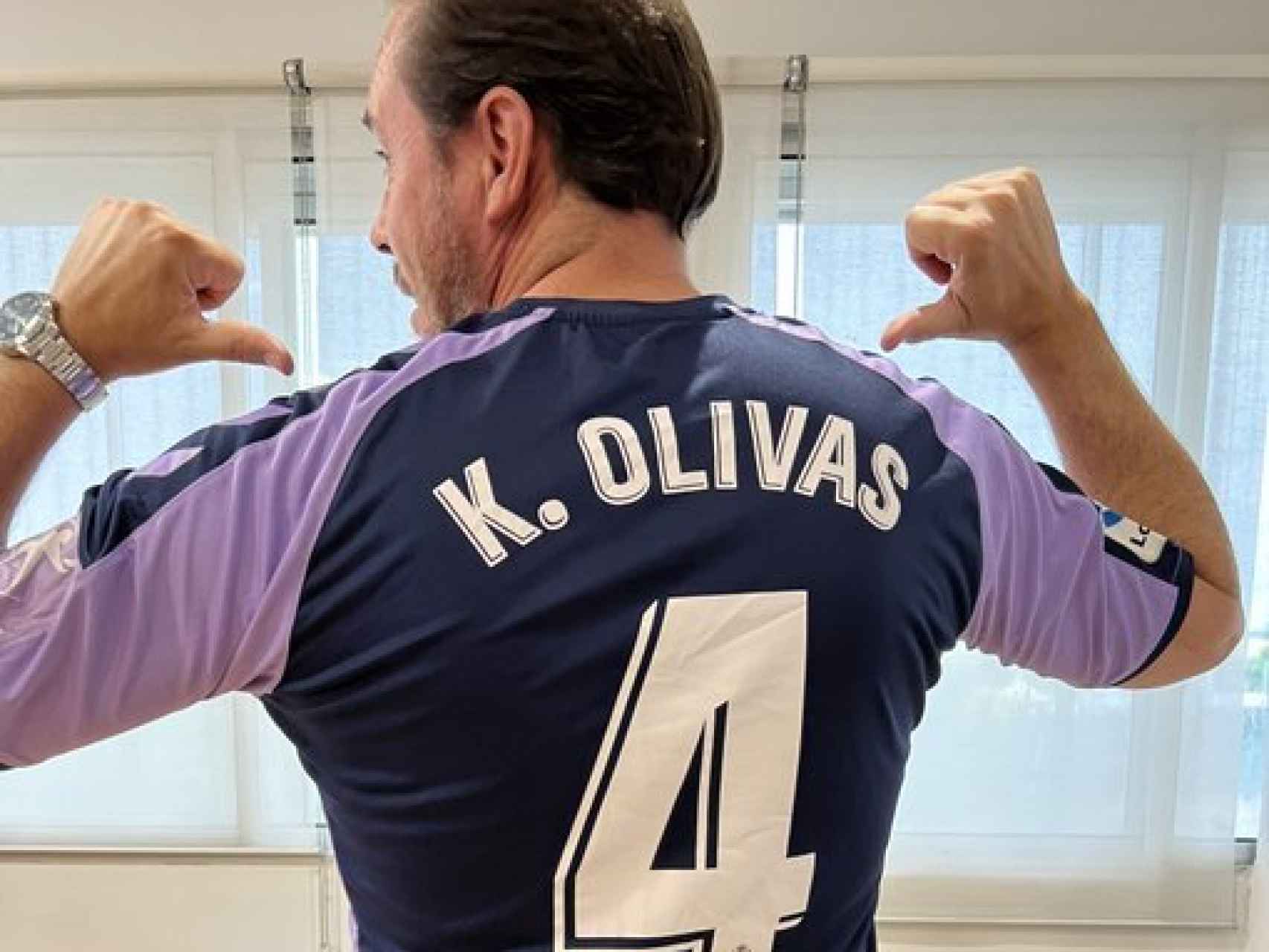 Óscar Puente con la camiseta de Kiko Olivas