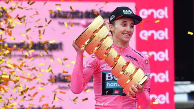 Jai Hindley celebra su victoria en el Giro de Italia 2022