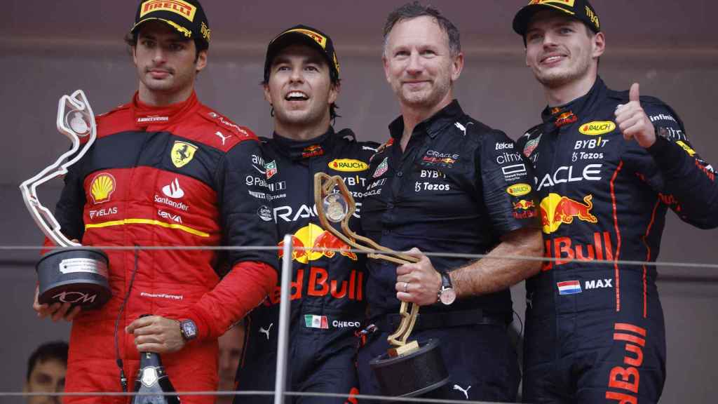 Carlos Sainz junto a 'Checo' Pérez y Max Verstappen en el podio del Gran Premio de Mónaco