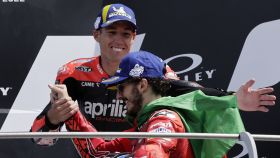 Pecco Bagnaia y Aleix Espargaró se saludan en el podio del Gran Premio de Italia, en Mugello.
