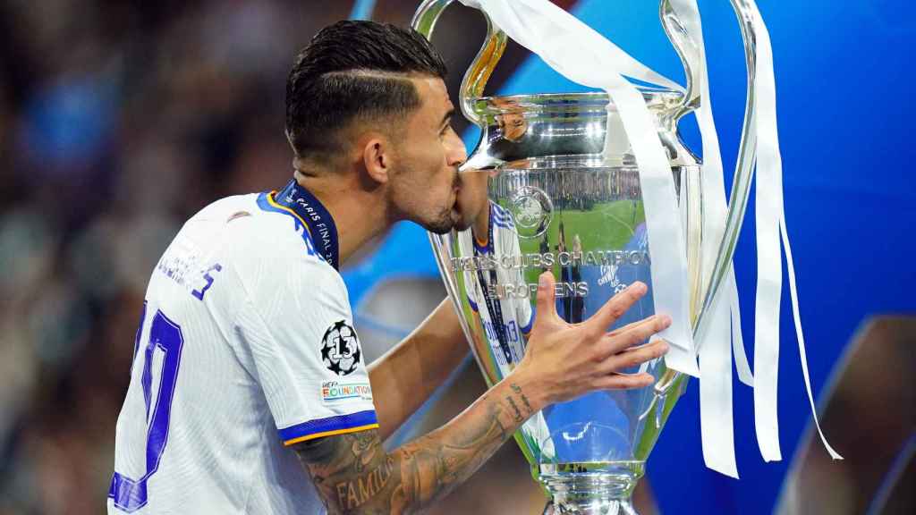 Dani Ceballos, besando el trofeo de la UEFA Champions Leageu