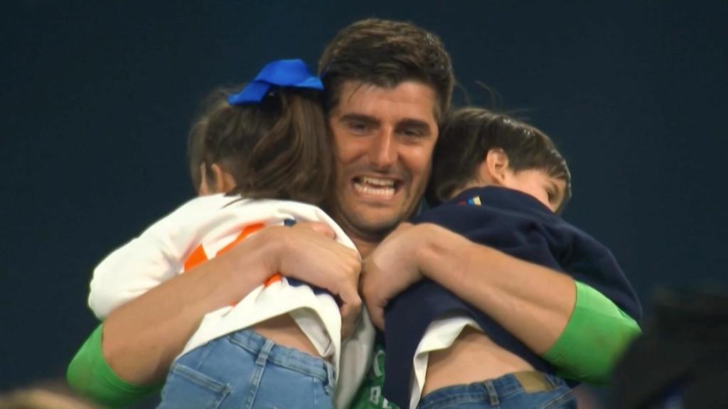 Thibaut Courtois abrazando a sus hijos sobre el césped del Stade de France