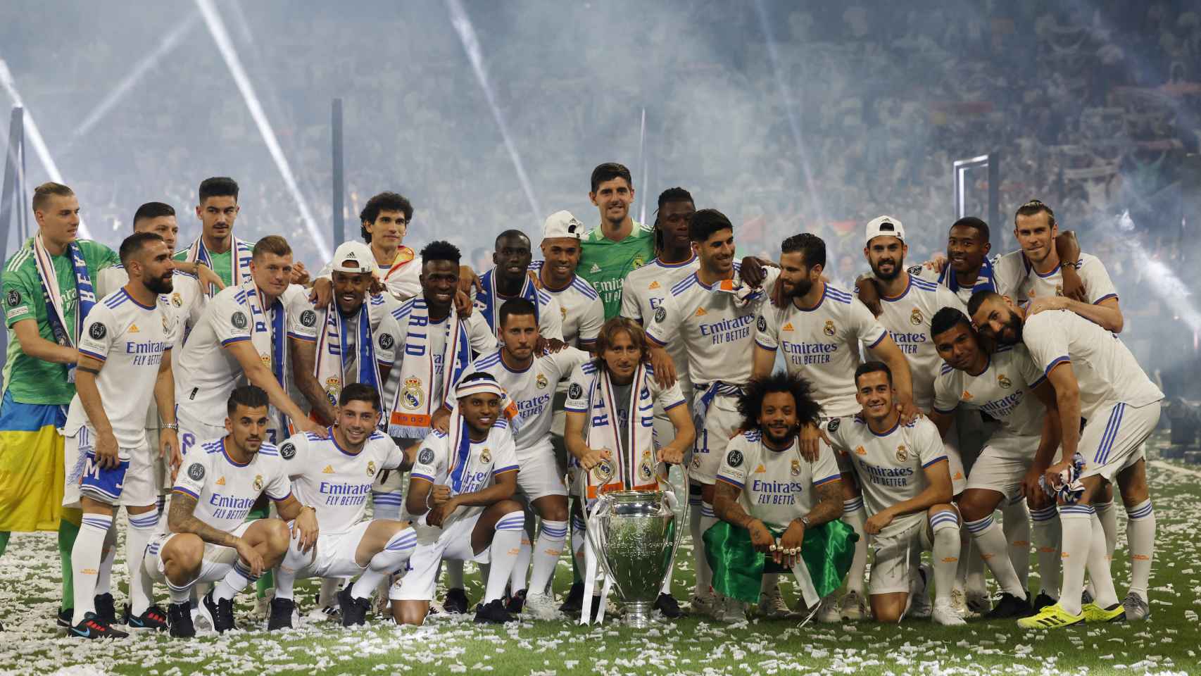 Los jugadores del Real Madrid celebran la Decimocuarta en el Santiago Bernabéu