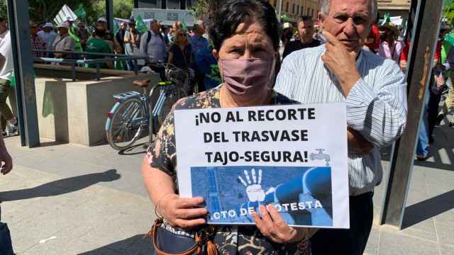 Dos agricultores, el 17 de mayo, en la manifestación celebrada en Alicante en defensa del Trasvase Tajo-Segura.