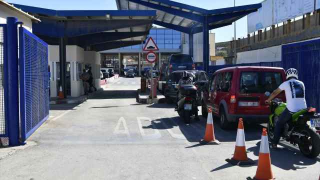 Decenas de vehículos esperan para cruzar la frontera del Tarajal, en Ceuta, tras el acuerdo entre España y Marruecos.