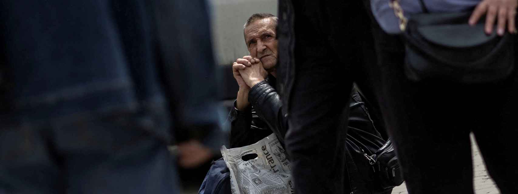 Un ucraniano espera a ser evacuado de la ciudad de Sloviansk en una imagen tomada este sábado 28 de mayo