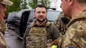 El presidente ucraniano, Volodimir Zelenski, visita a sus soldados en Járkov.