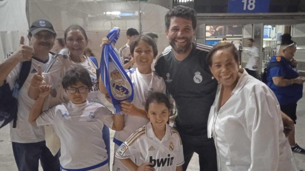 La familia de Íñigo y Camila, dos jóvenes aficionados madridistas, a las puertas del estadio Santiago Bernabéu.