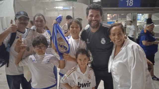La familia de Íñigo y Camila, dos jóvenes aficionados madridistas, a las puertas del estadio Santiago Bernabéu.