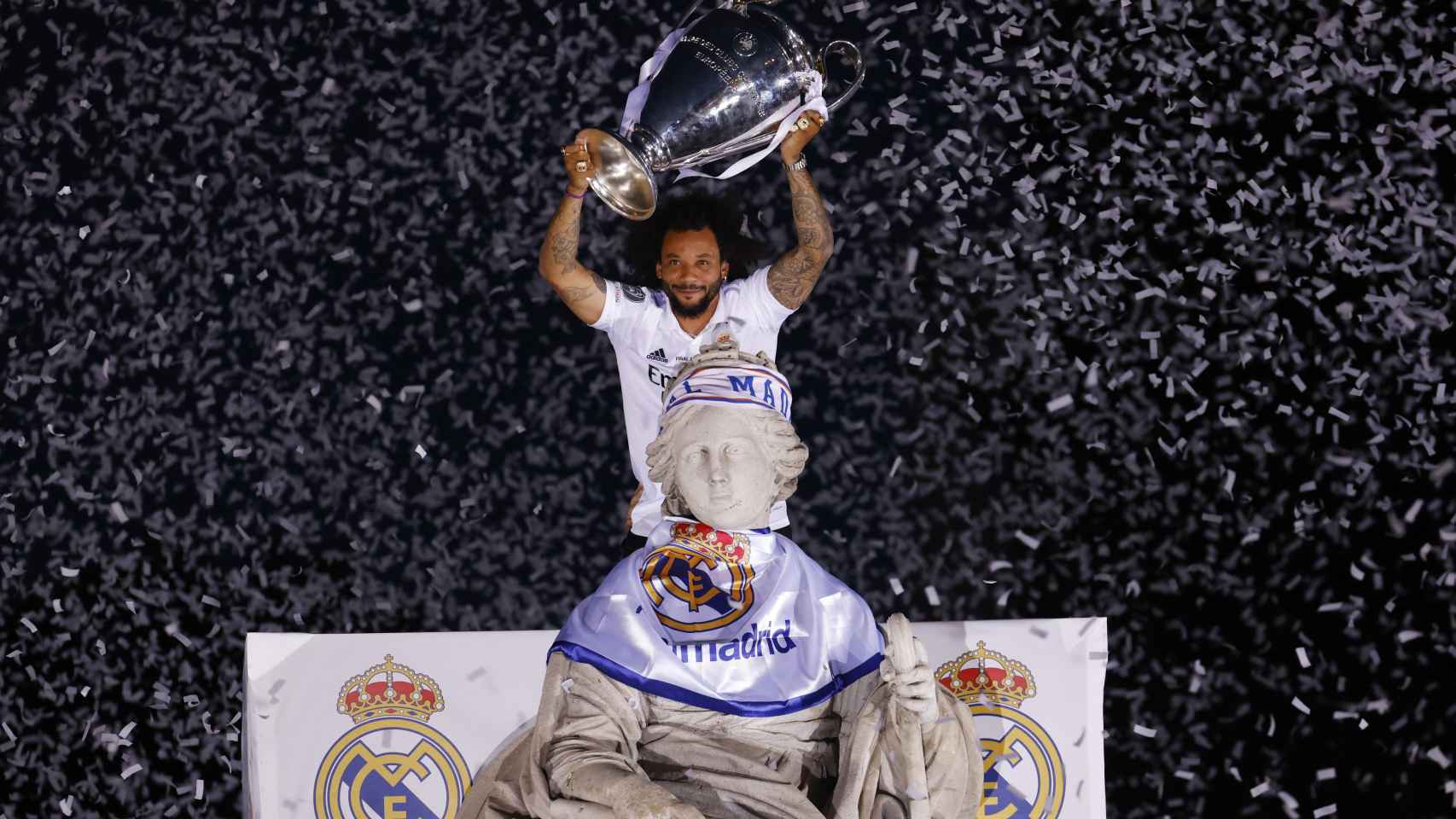 Marcelo levanta la copa de la Champions League junto a la Cibeles