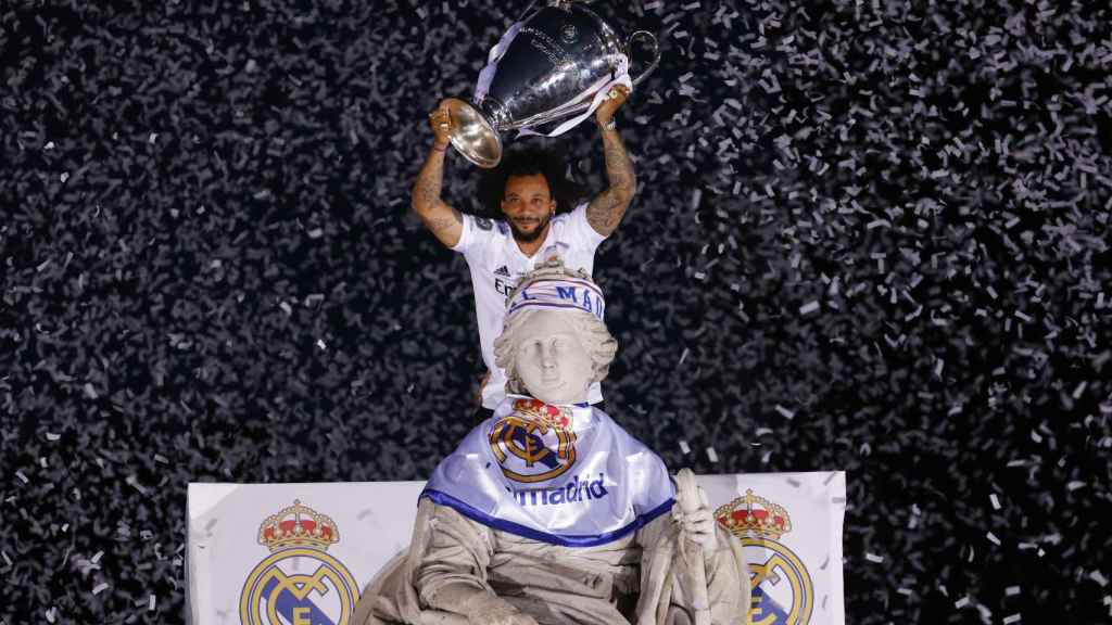 Marcelo levanta la copa de la Champions League junto a la Cibeles.