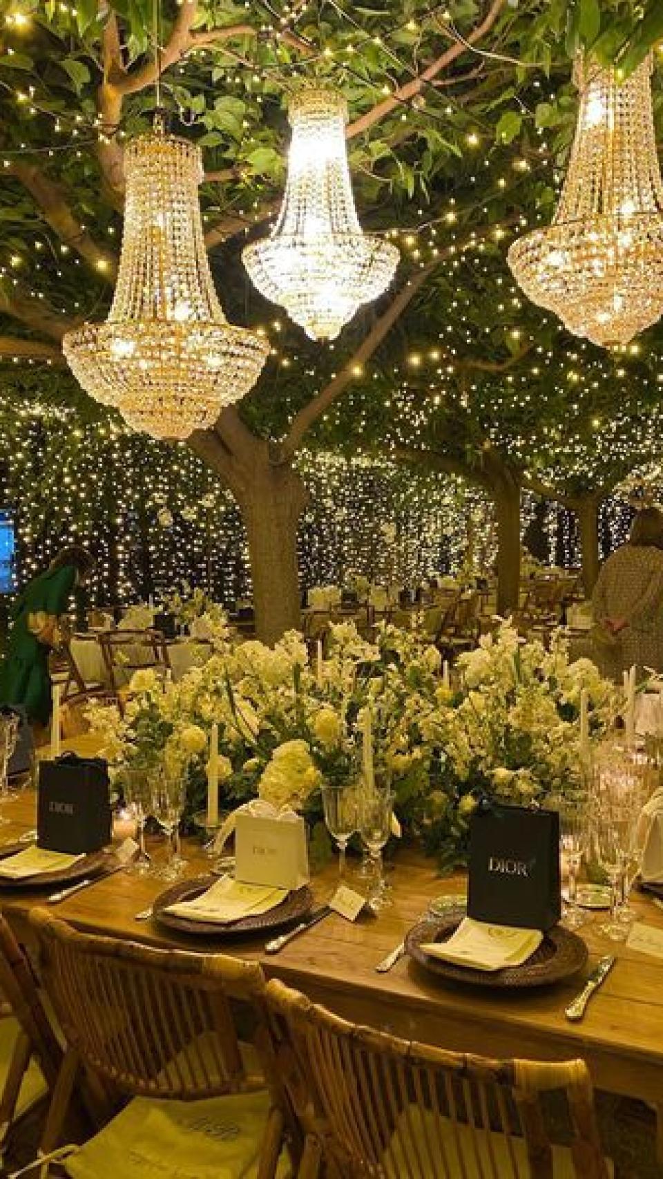 El lugar estaba decorado con flores blancas y luces.