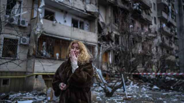 Natali Sevriukova llora junto a su casa destruida tras uno de los primeros ataques con misiles la ciudad de Kiev, Ucrania, el  25 de febrero, segundo día de guerra.