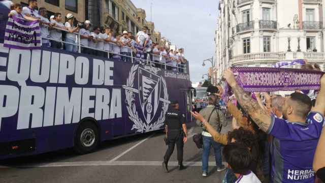 El autobús del ascenso del Real Valladolid por el centro de la ciudad.