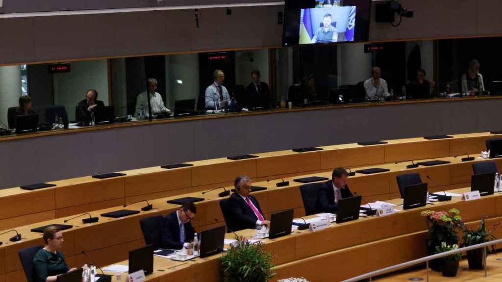 Victor Orbán escucha el discurso de Zelenski ante el Consejo Europeo
