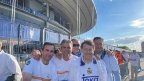 El dueño de Biorama, Julián Ramos, al fondo, con el presidente de la Junta, Alfonso Fernández Mañueco, antes de la final de la Champions en París, este sábado.