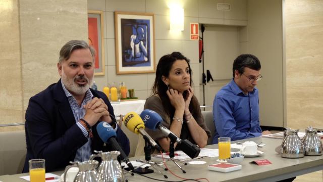 La consejera de Cultura, Turismo y Deportes de la Junta de Extremadura, Nuria Flores Redondo; el alcalde de Plasencia, Fernando Pizarro García Polo, y el responsable de Arte de la Fundación Las Edades del Hombre, José María Vicente Pradas