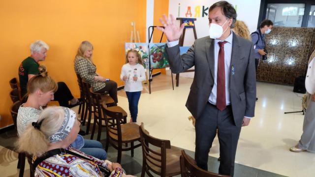 El alcalde de Salamanca, Carlos García Carbayo, visita a las personas refugiadas que se encuentran en el Albergue Lazarillo de Tormes