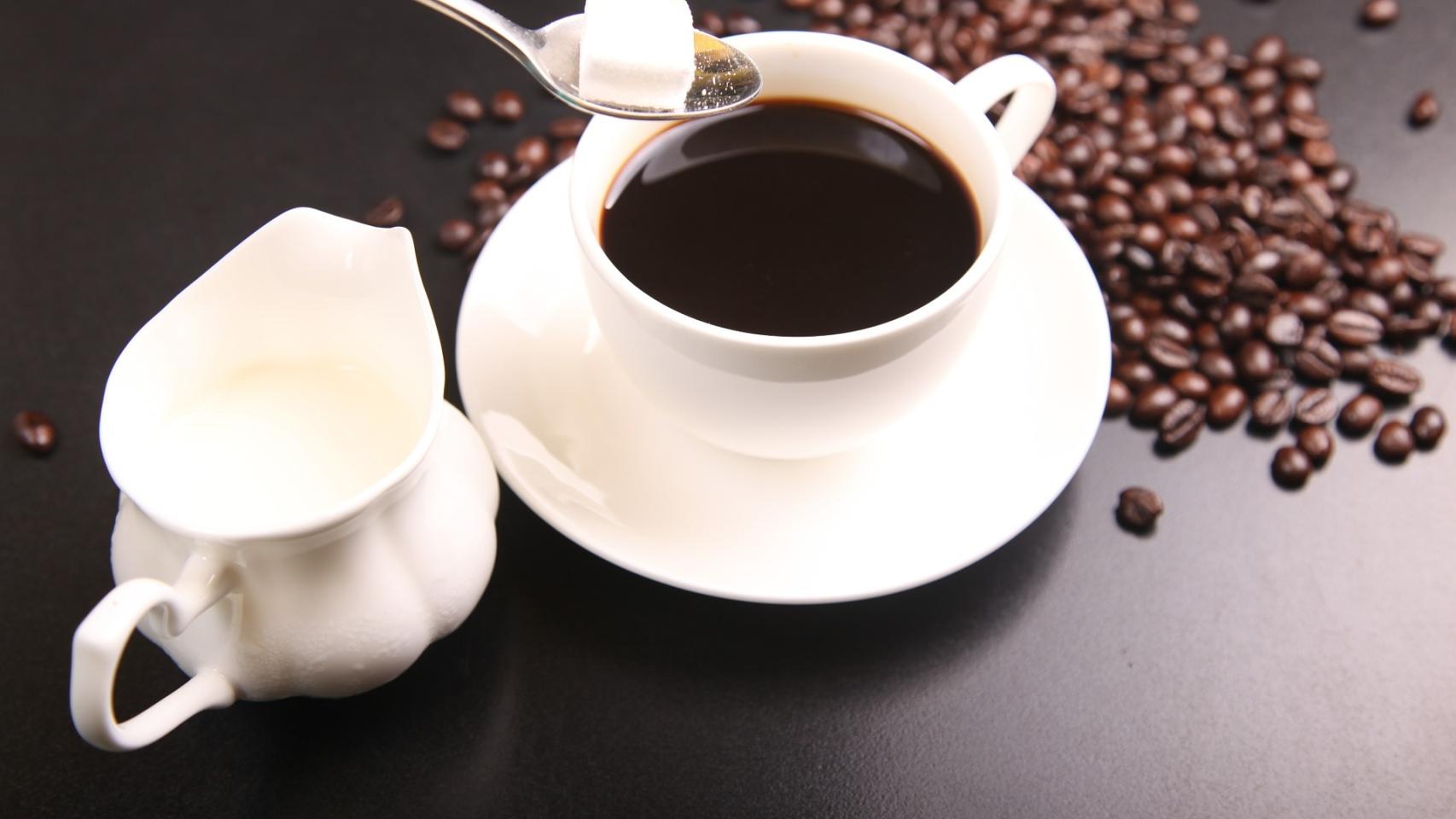 Esto es lo que pasa si añades azúcar al café todos los días: así afecta a  tu esperanza de vida