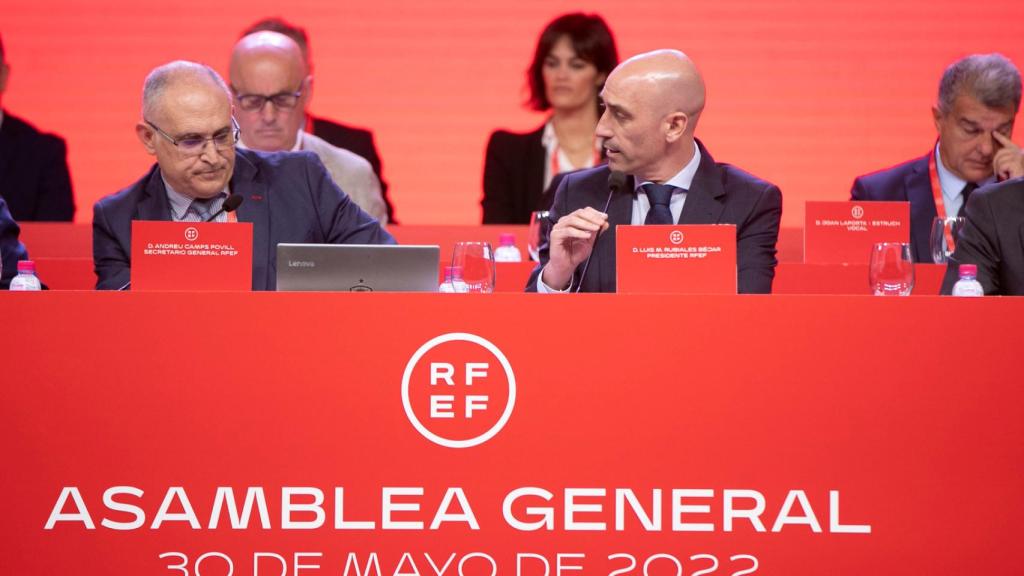 Luis Rubiales en la Asamblea General de la RFEF de 2022.
