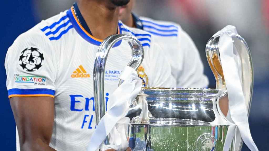David Alaba, con el trofeo de la Champions League