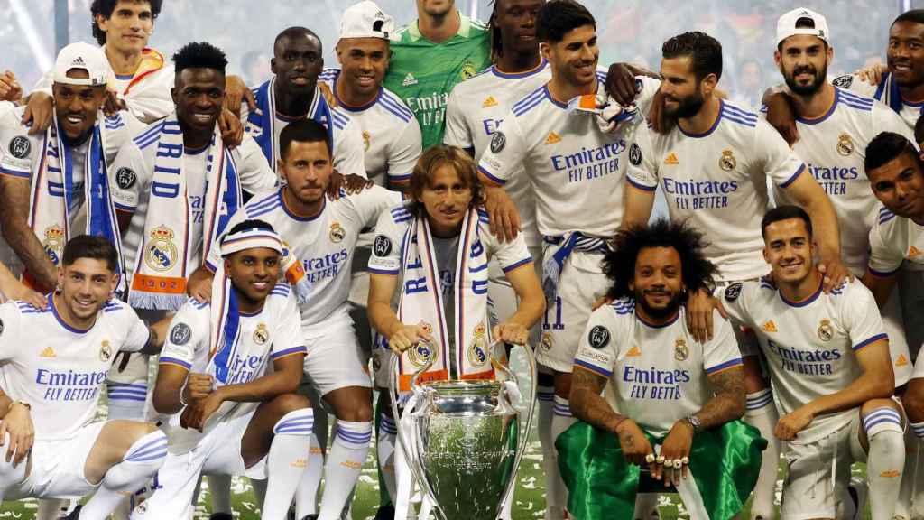 Los jugadores del Real Madrid celebran La Decimocuarta sobre el césped del Santiago Bernabéu