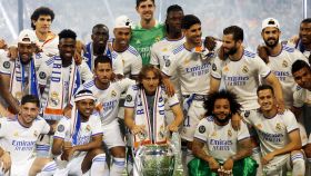 Los jugadores del Real Madrid celebran La Decimocuarta sobre el césped del Santiago Bernabéu