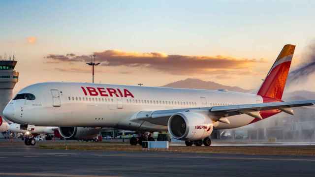 Avión A350 de Iberia en la pista de aterrizaje.