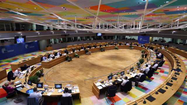 Los jefes de Estado y de Gobierno de los Veintisiete escuchan la intervención por videoconferencia de Zelenski durante el Consejo Europeo