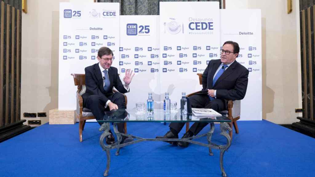 José Ignacio Goirigolzarri, presidente de CaixaBank, con el vicepresidente de fundación CEDE, Ramón Adell, en un desayuno organizado por la confederación.