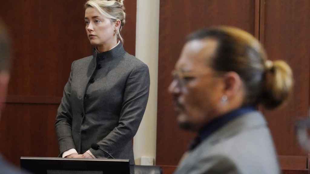 El actor Johnny Depp y su pareja sentimental, Amber Heard, durante una de las sesiones del juicio, evitando mirarse.