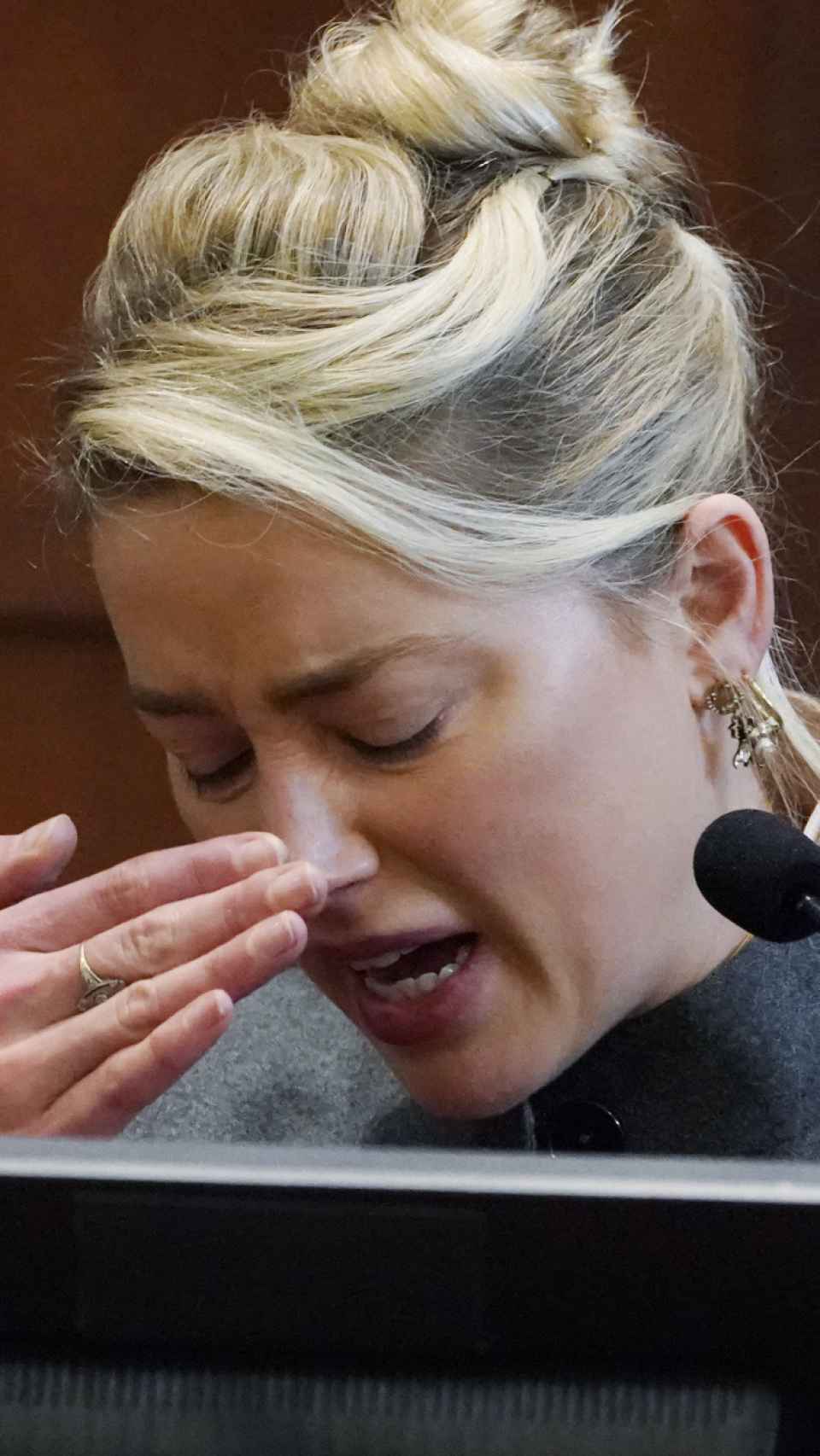 Amber Heard, rota de dolor y llorando ante el juez.
