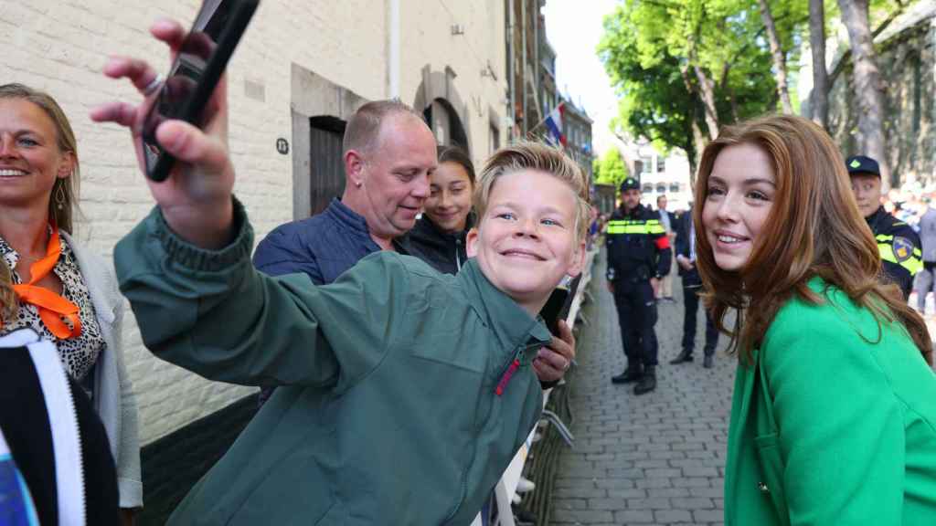 La princesa de Holanda se dio un baño de masas con los más jóvenes, para los que posó en innumerables 'selfies'.
