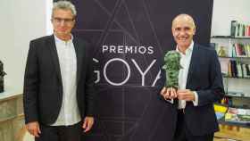 El presidente de la Academia del Cine, Mariano Barroso, y el alcalde de Sevilla, Antonio Muñoz, que posa con un Goya en las manos. Foto: Academia de Cine
