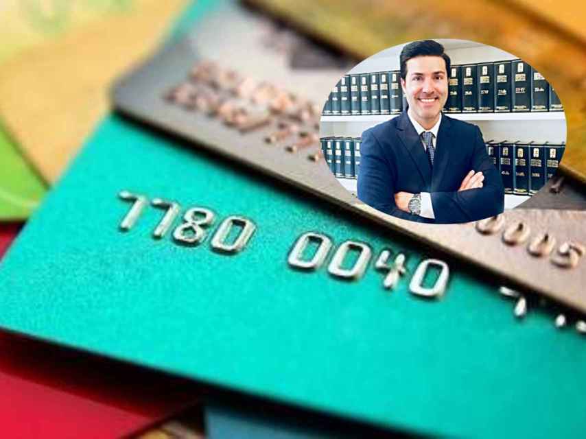 Tarjetas de crédito junto a la imagen del abogado Aitor Martín