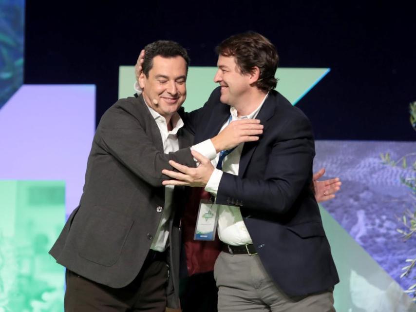 El presidente de la Junta, Alfonso Fernández Mañueco, y el de Andalucía, Juanma Moreno, en el Congreso del PP andaluz, en noviembre de 2021.